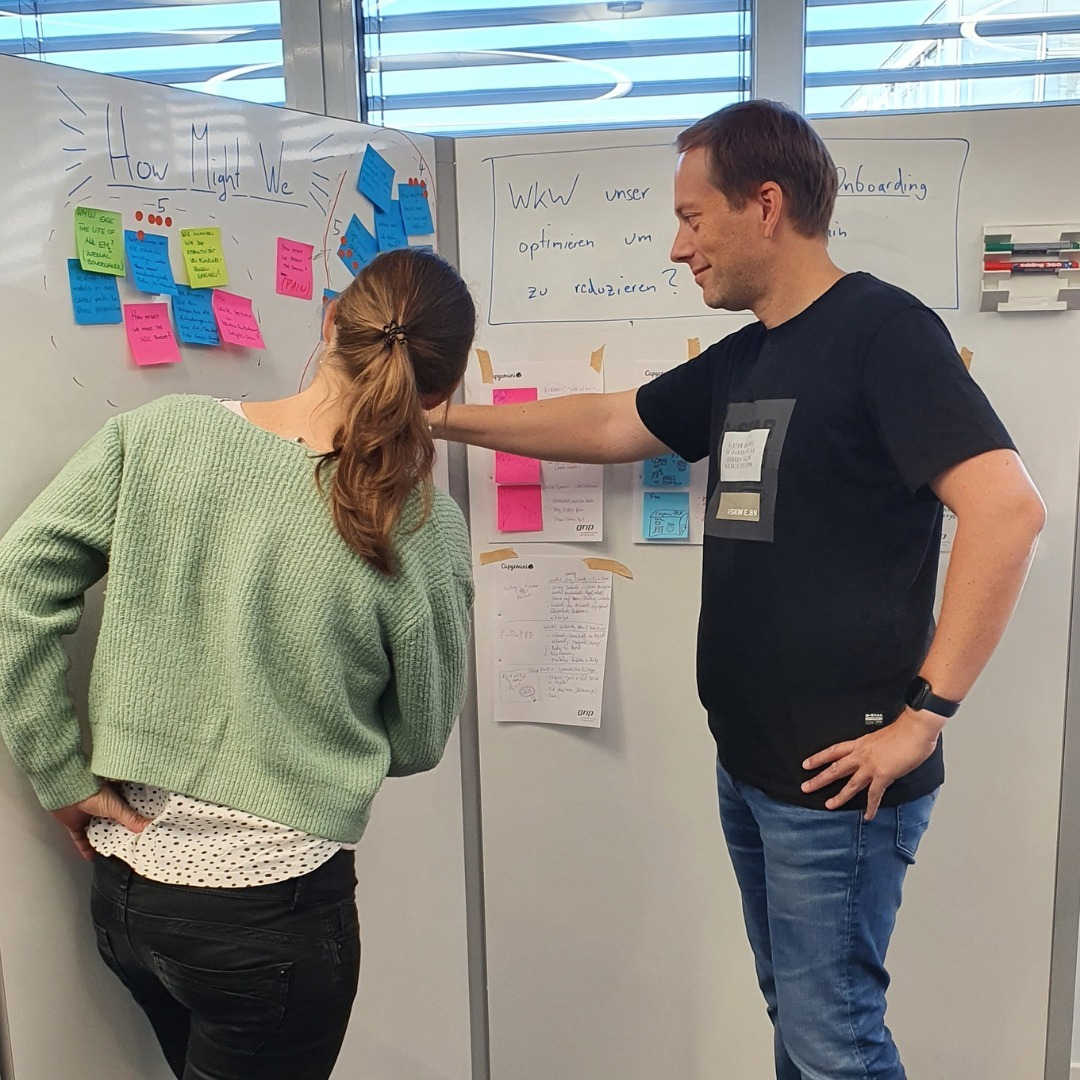 Two attendes discussing during a workshop of the People Unit Managers in Germany